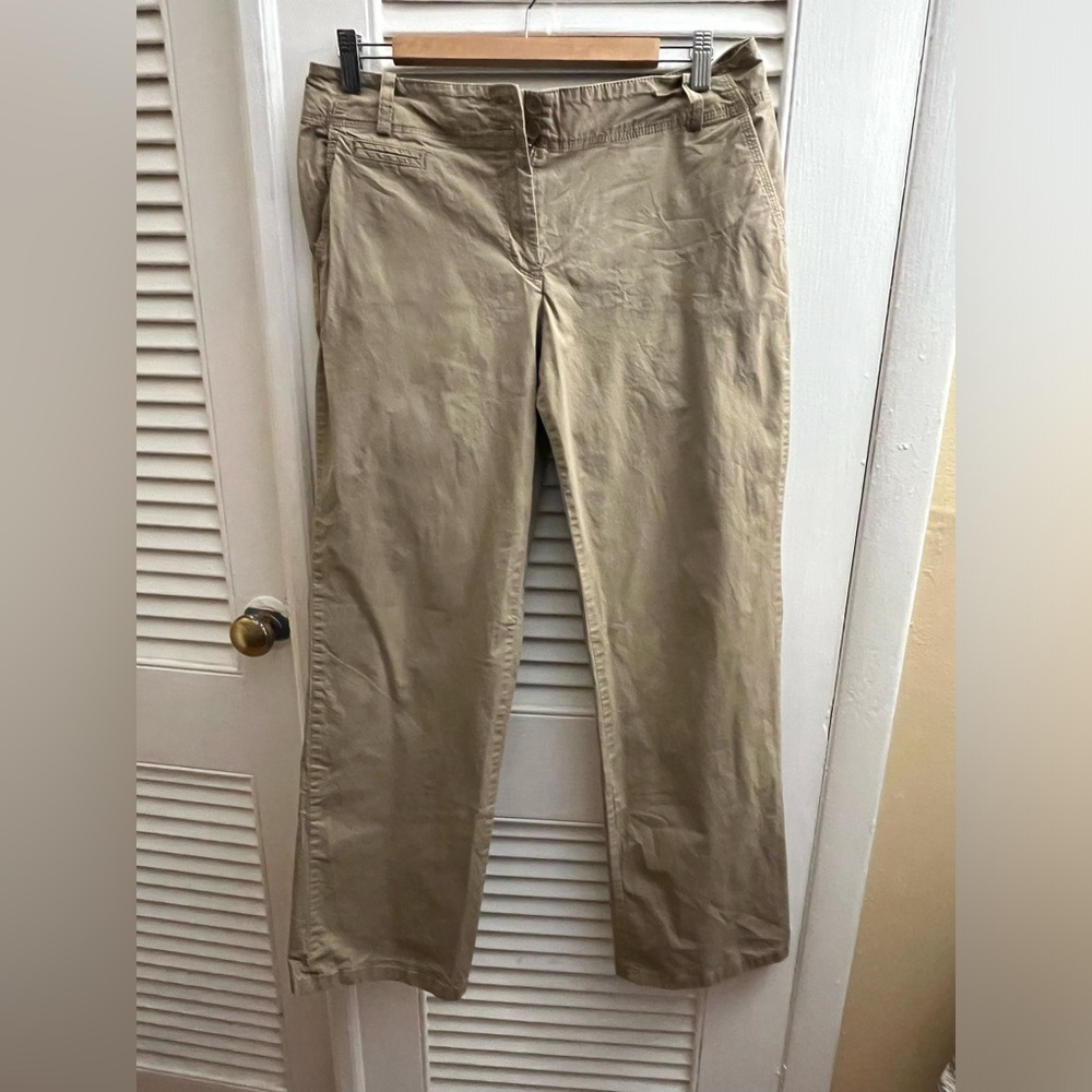 Talbots women’s signature chino / khaki pants. Size 8